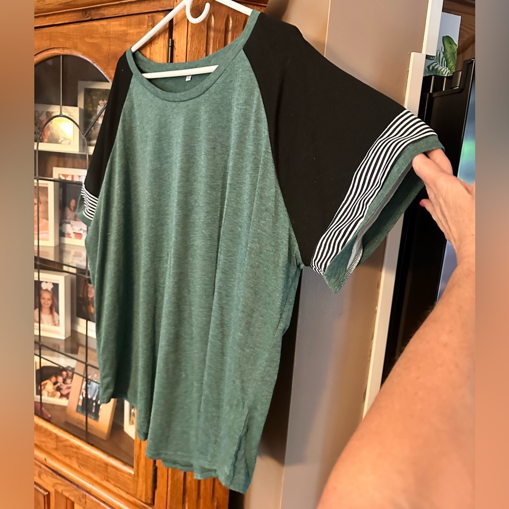 4X Green and Black Raglan Sleeve Top. MUST BE BUNDLED